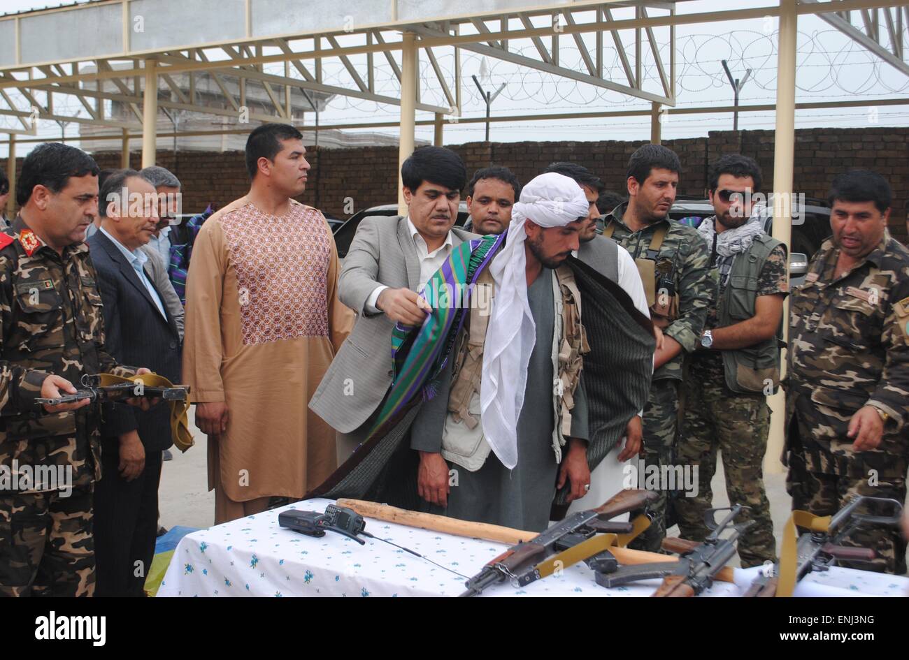 Kunduz, Afghanistan. 6th May, 2015. Taliban fighters attend a surrender ceremony held in Kunduz province, northern Afghanistan, May 6, 2015. A total of 190 Taliban militants have been killed over the past 13 days of heavy fighting in Kunduz province with Kunduz city as its capital, 250 km north of Kabul, while 23 others laid down arms and surrendered on Wednesday, provincial governor Mohammad Omar Safi said. © Ajmal/Xinhua/Alamy Live News Stock Photo