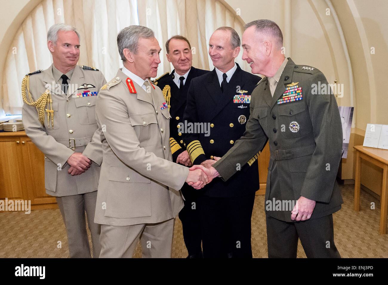 Washington, DC, USA. 05th May, 2015. British Chief of the Defence Staff Gen. Nick Houghton congratulates Commandant of the Marine Corps Gen. Joseph Dunford Jr. on his nomination to be the new chairman of the Joint Chiefs of Staff May 5, 2015 in Washington, D.C. Stock Photo