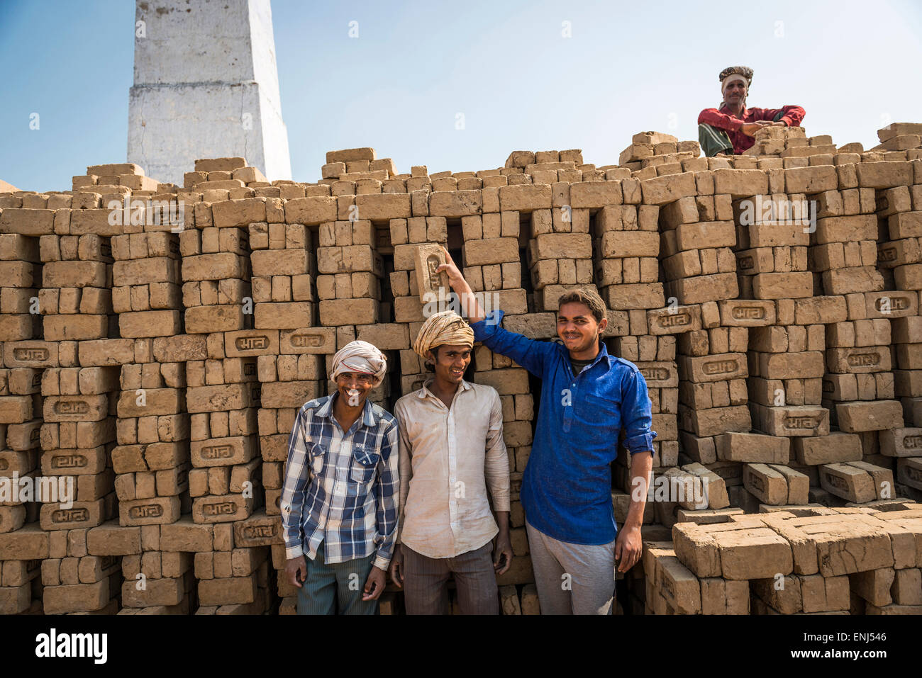 Manual labourers at a brick works in Uttar Pradesh, India Stock Photo
