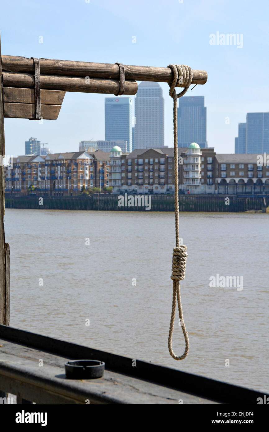 Hangman noose at the Prospect of Whitby pub recording links with crime & criminals in 17th century Canary Wharf beyond Wapping East London England UK Stock Photo