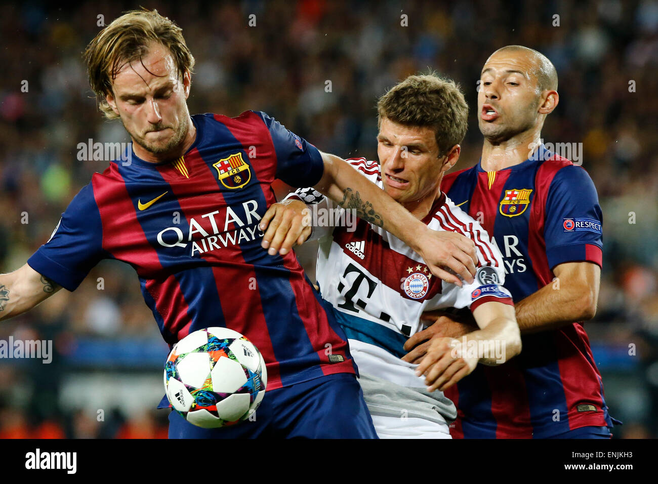 Barcelona, Spain. 6th May, 2015. Barcelona's Croatian midfielder Ivan Rakitic (L) and Argentine defender Javier Mascherano (R) vie with FC Bayern Munich's German forward Thomas Muller during their first round match of semifinal at the 2014-2015 UEFA Champions League at Camp Nou Stadium in Barcelona, Spain, May 6, 2015. Barcelona won 3-0. Credit:  Pau Barrena/Xinhua/Alamy Live News Stock Photo