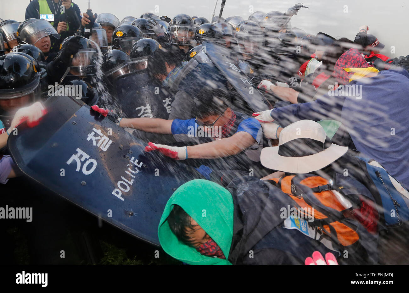 May Day protest, May 1, 2015 : Policemen use pepper spray to workers trying to march toward the presidential Blue House in Seoul, South Korea. Tens of thousands of workers held a rally on May Day in Seoul to oppose the government's plans to change the pension system for public servants and to allow more flexible labour market. They also demanded a thorough investigation into the Sewol ferry tragedy and the resignation of President Park Geun-hye. The police detained dozens of protesters. © Lee Jae-Won/AFLO/Alamy Live News Stock Photo