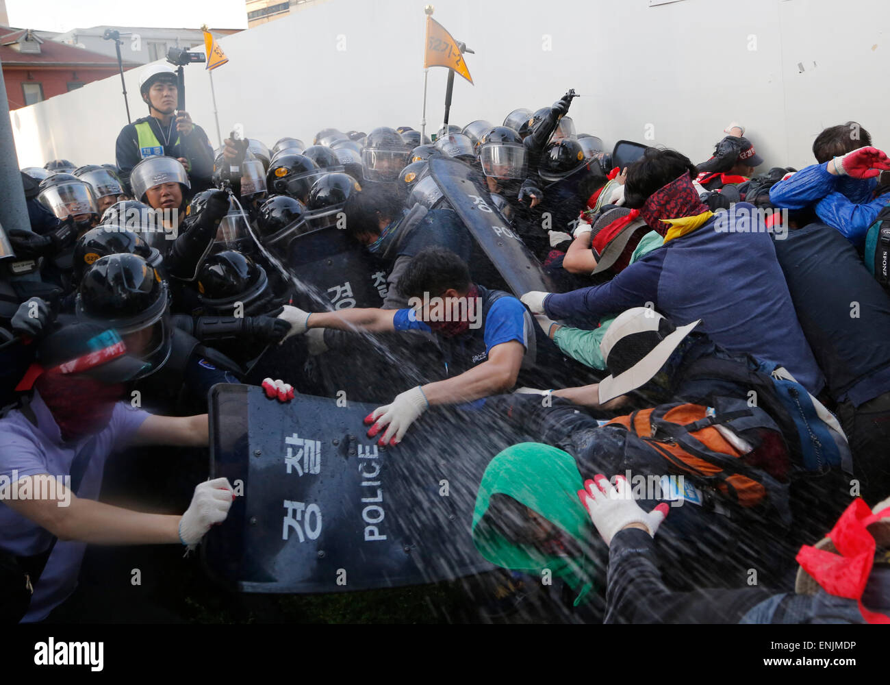 May Day protest, May 1, 2015 : Policemen use pepper spray to workers trying to march toward the presidential Blue House in Seoul, South Korea. Tens of thousands of workers held a rally on May Day in Seoul to oppose the government's plans to change the pension system for public servants and to allow more flexible labour market. They also demanded a thorough investigation into the Sewol ferry tragedy and the resignation of President Park Geun-hye. The police detained dozens of protesters. © Lee Jae-Won/AFLO/Alamy Live News Stock Photo