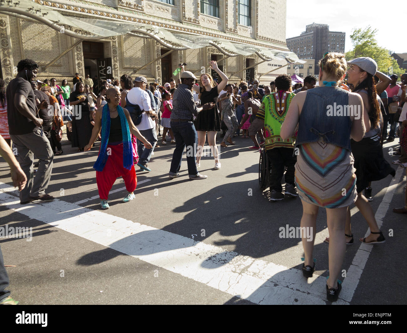African people dancing street hi-res stock photography and images - Alamy