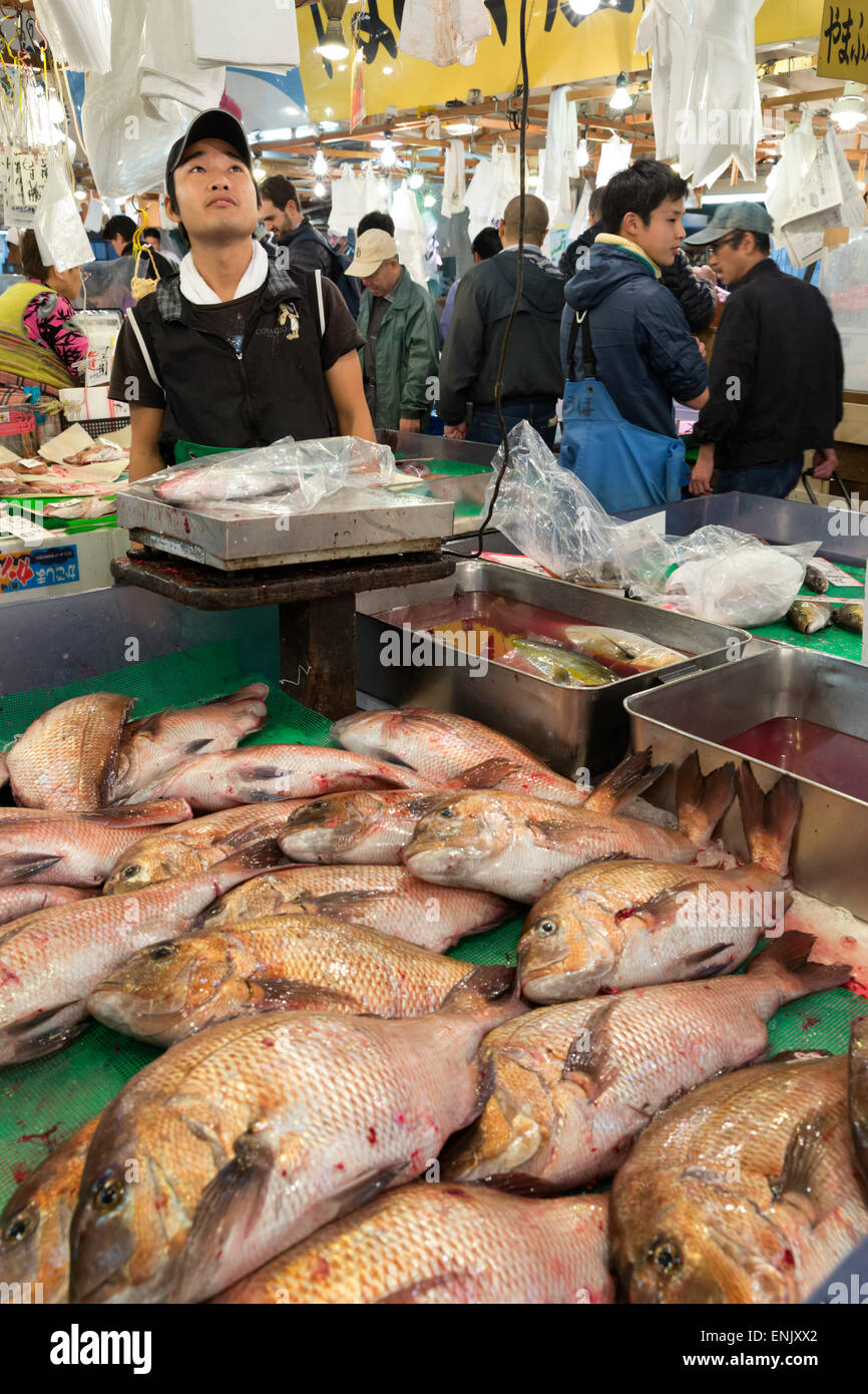 Tokyo japan fish market hires stock photography and images Alamy