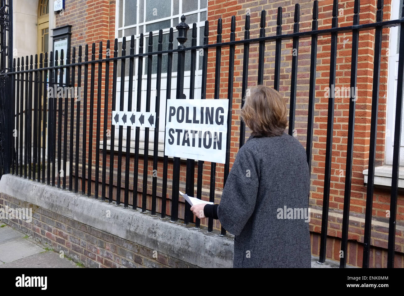 Seymour Leisure Centre, Marylebone, London W1H 5TJ UK. 7th May 2015. The picture shows early morning voting in the 2015 General Election (Bryanston and Dorset Square Ward) Stock Photo