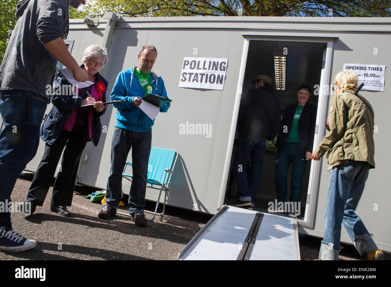 Brighton, UK. 7th May, 2015. Voters queue up to cast their vote at a polling booth in Preston Park, Brighton, East Sussex, UK on Thursday 7 May 2015 Credit:  BMD Images/Alamy Live News Stock Photo