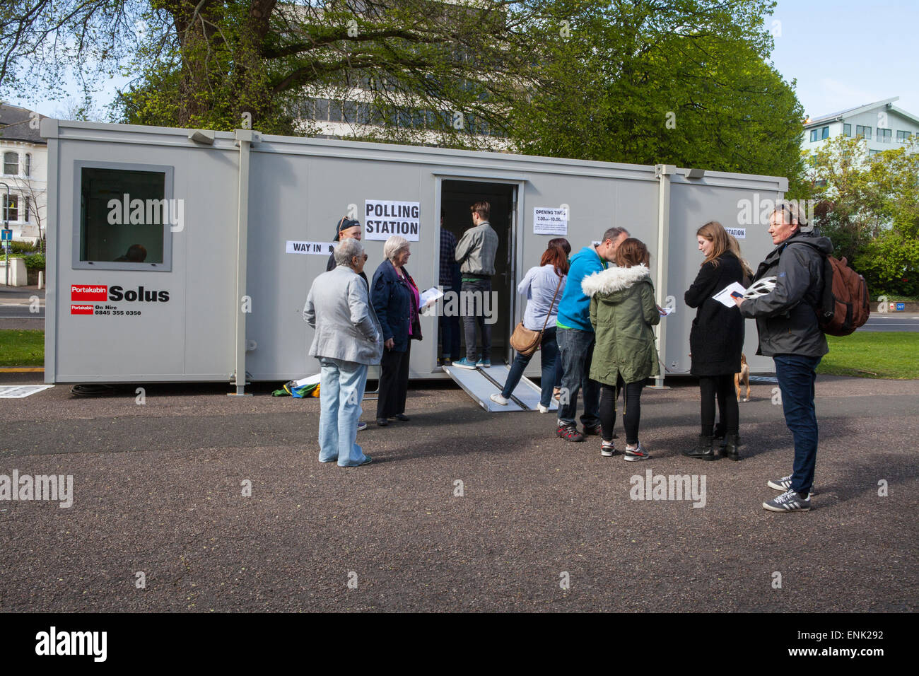 Brighton, UK. 7th May, 2015. Voters queue up to cast their vote at a polling booth in Preston Park, Brighton, East Sussex, UK on Thursday 7 May 2015 Credit:  BMD Images/Alamy Live News Stock Photo