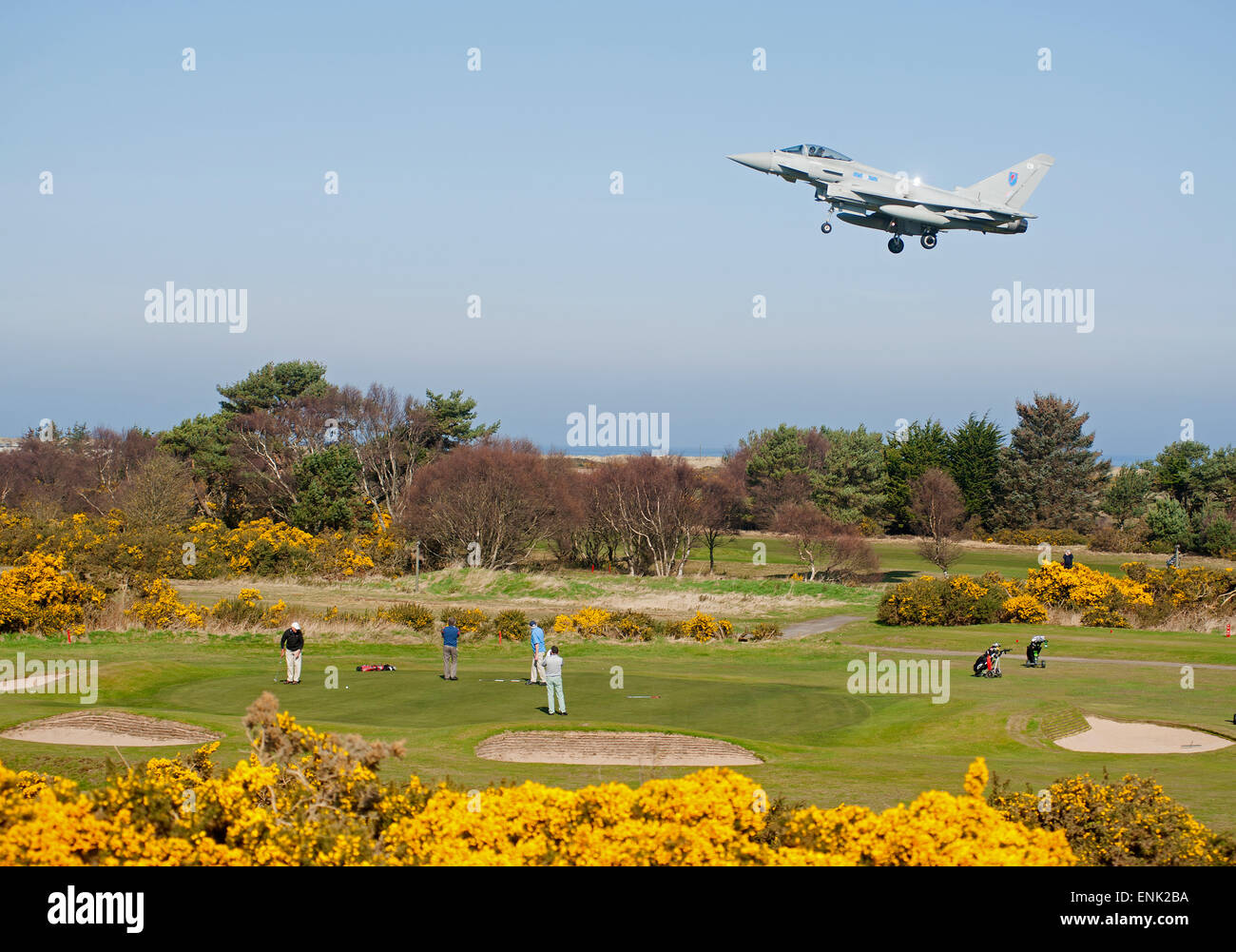 Golfing beneath the approach to RAF Lossiemouth Military Airfield a test of concentration.  SCO 9724. Stock Photo