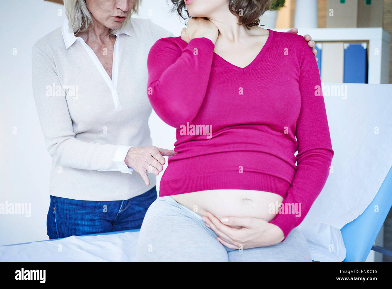 Беременность спина болит поясница. Беременность и позвоночник. Боль в спине у беременной. Боли при беременности.