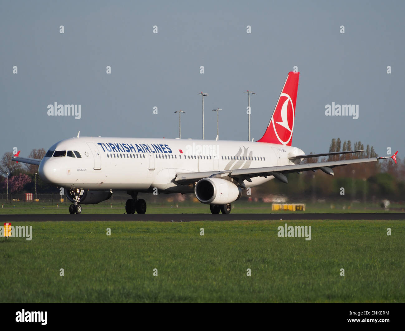 TC-JRD Turkish Airlines Airbus A321-231 - cn 3015 takeoff from Polderbaan, Schiphol (AMS - EHAM) at sunset, Stock Photo