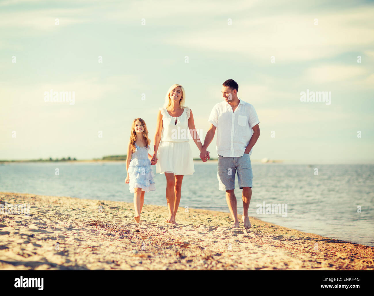 Дочка папа на пляже. Семья на море. Семейная фотосессия на море. Счастливая семья с дочкой на море. Мама папа дочка на море.