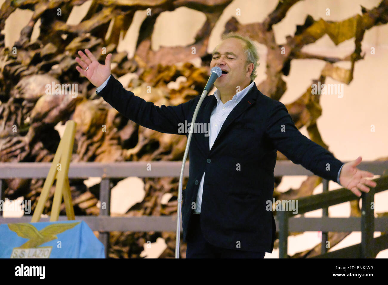 Nervi Hall, Vatican City. 7th May, 2015. the football club SS Lazio in Audience from Pope Francis -the singer Toni Malco. Credit:  Realy Easy Star/Alamy Live News Stock Photo