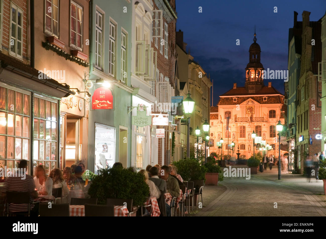 Gasse mit Restaurant und Rathaus bei Daemmerung, Altstadt, Lueneburg, Niedersachsen, Deutschland |  street with restaurant and g Stock Photo