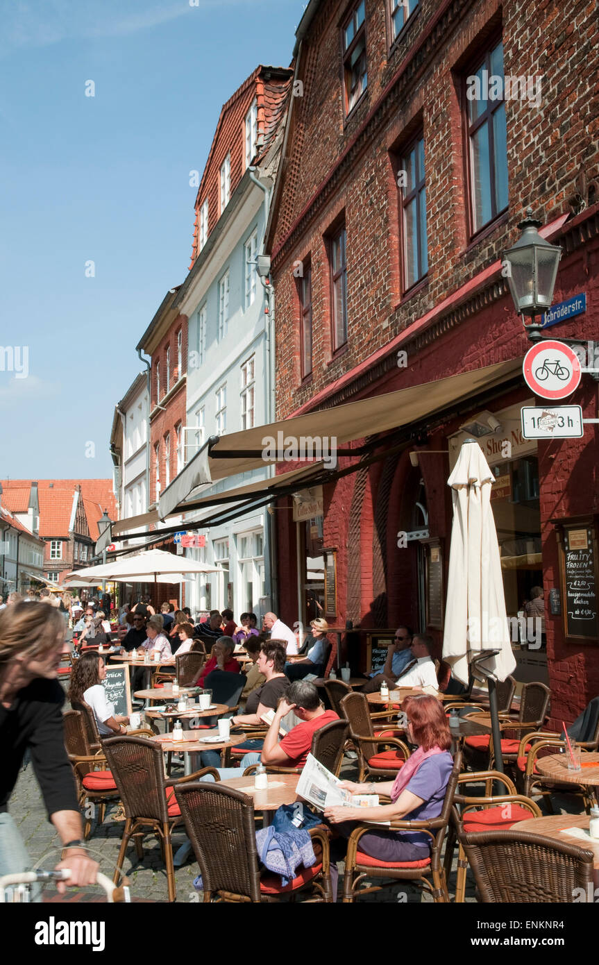 Strassencafe Restaurant in der Fussgaengerzone, Altstadt, Lueneburg, Niedersachsen, Deutschland |  Restaurant in pedestrian zone Stock Photo