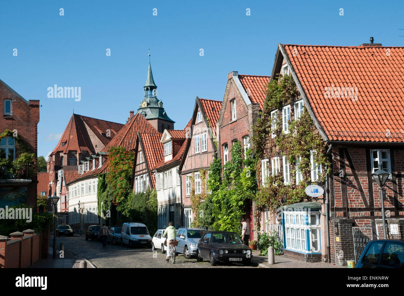 Haeuser in der Altstadtgasse Auf dem Meere mit St. Michaelis, Altstadt, Lueneburg, Niedersachsen, Deutschland Stock Photo