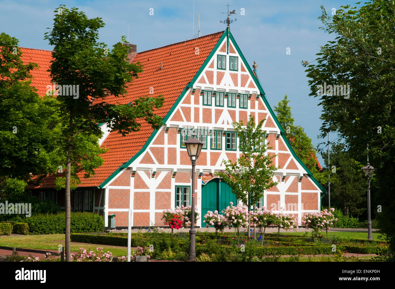 Fachwerkhaus, Ortskern, Jork, Altes Land, Niedersachsen, Deutschland |  timber framed house, village centre, Jork, Altes Land, L Stock Photo