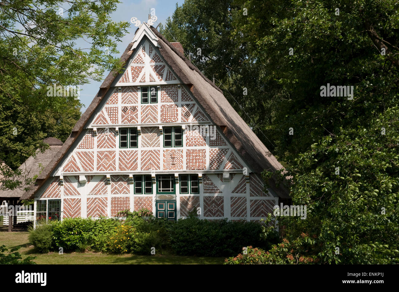 Das Altlaender Bauernhaus auf der Insel, Stade, Altes Land, Niedersachsen, Deutschland |  old farm house, Stade, Altes Land, Low Stock Photo