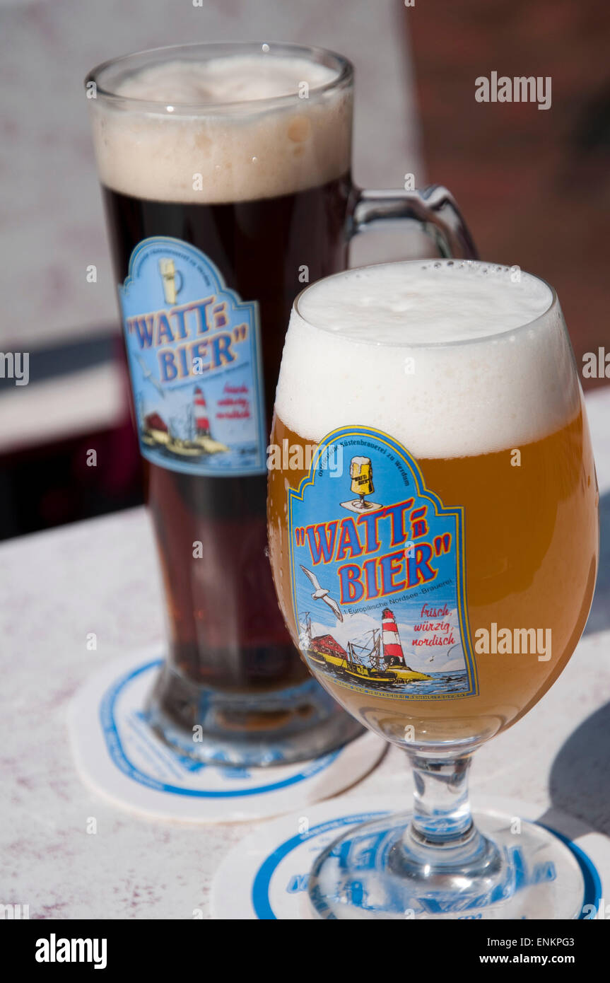 Helles und Dunkles Watt'n Bier, Nordseekueste, Ostfriesland, Niedersachsen, Deutschland |  Lager and ale, local beer, Ostfriesla Stock Photo