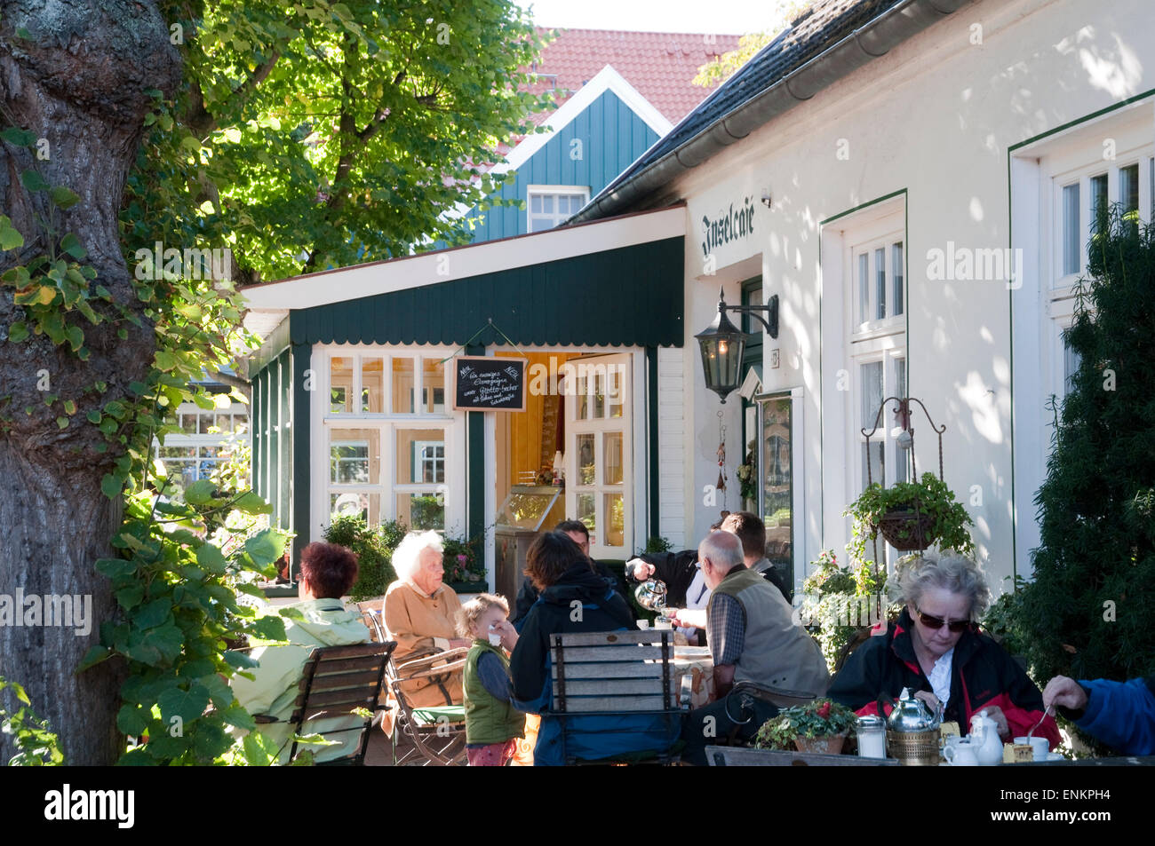 Cafeterrasse, Dorf Spiekeroog, Ostfriesische Insel, Nordseekueste, Ostfriesland, Niedersachsen, Deutschland |  Tea room, village Stock Photo