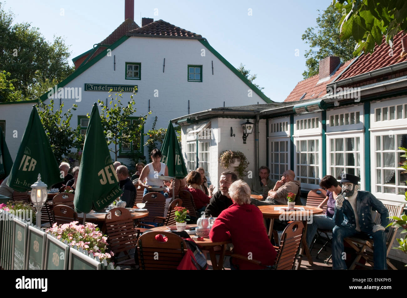 Cafeterrasse, Dorf Spiekeroog, Ostfriesische Insel, Nordseekueste, Ostfriesland, Niedersachsen, Deutschland |  Tea room, village Stock Photo