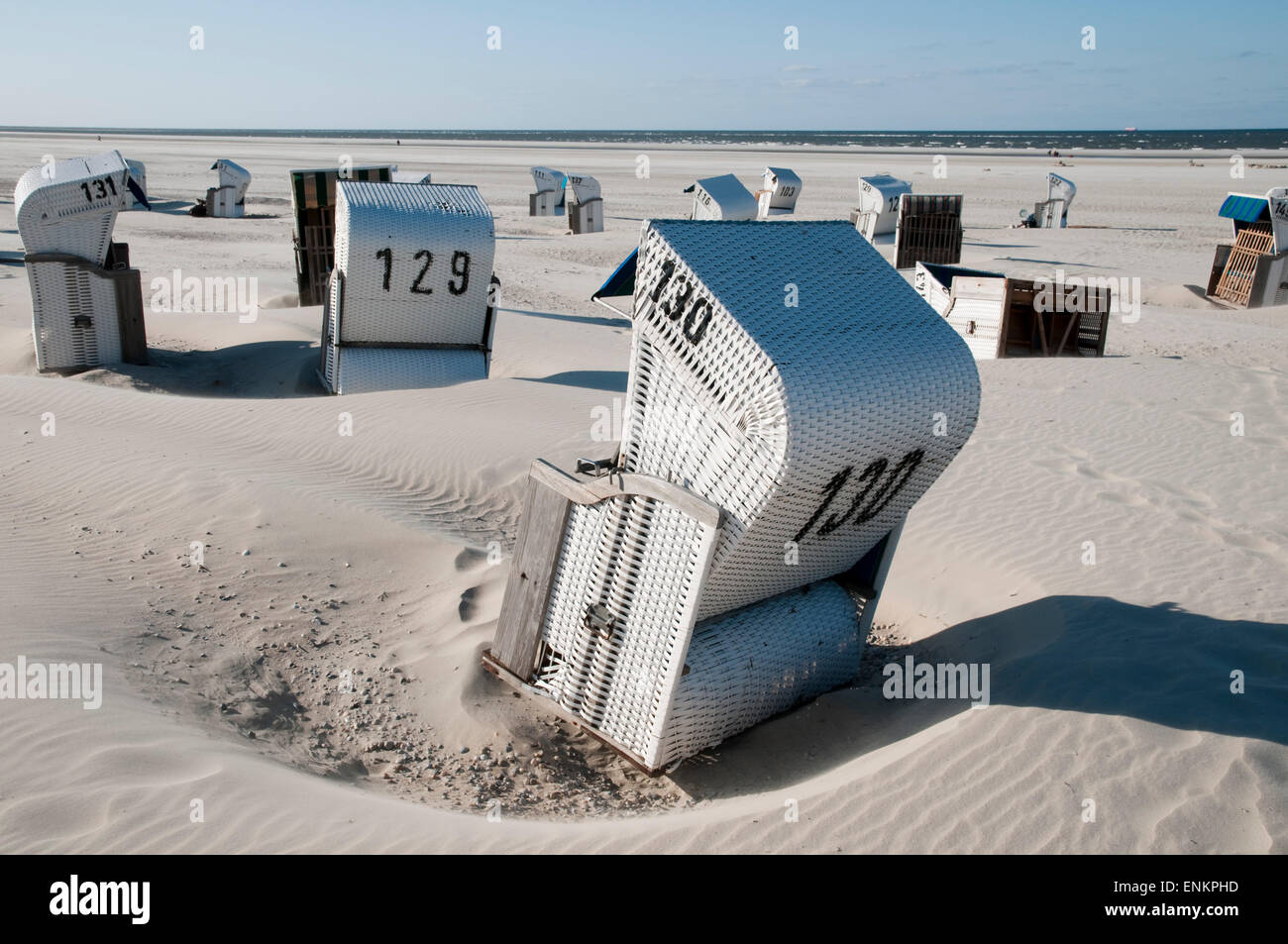 Sandstrand, Strandkoerbe, Spiekeroog, Ostfriesische Insel, Nordseekueste, Ostfriesland, Niedersachsen, Deutschland |  sandy beac Stock Photo