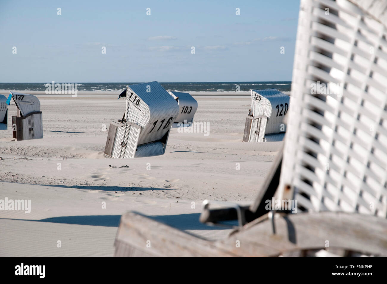 Sandstrand, Strandkoerbe, Spiekeroog, Ostfriesische Insel, Nordseekueste, Ostfriesland, Niedersachsen, Deutschland |  sandy beac Stock Photo