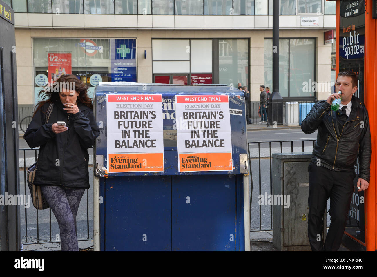 Westminster, London, UK. 7th May 2015. The Evening Standard newspaper headline for the General Election as the voting begins. Credit:  Matthew Chattle/Alamy Live News Stock Photo