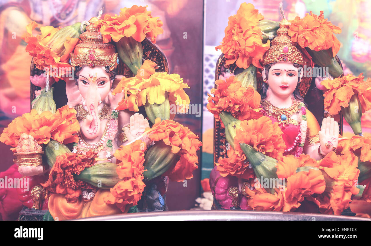 goddess lakshmi and lord ganesha statue, pray concept Stock Photo Alamy