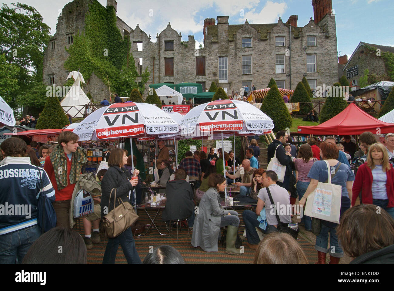 Hay-on-Wye, Powys, Wales, UK, home of the annual Hay Festival, a book festival, showing Hay Castle in the centre of the town. Stock Photo