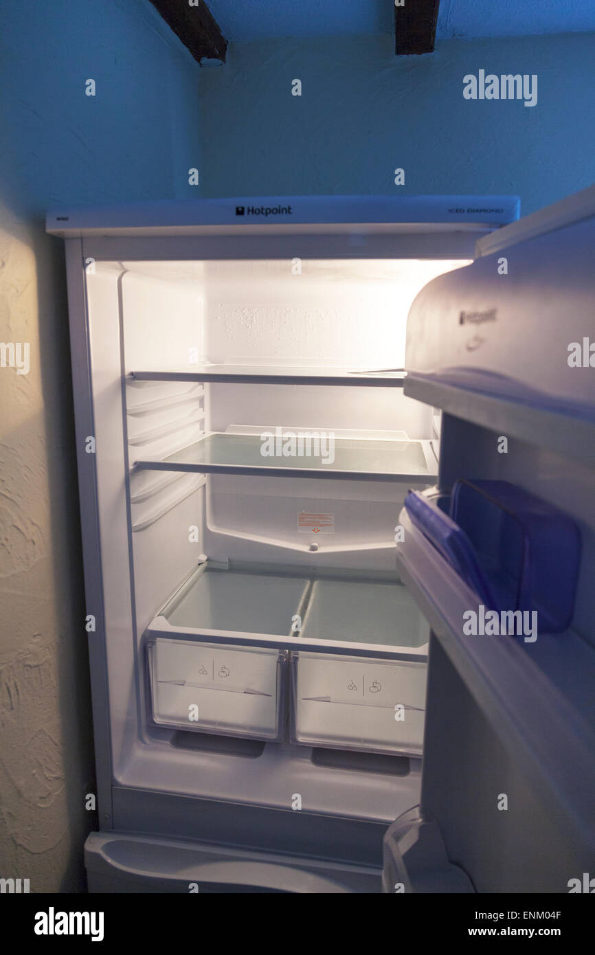 Empty fridge no food to feed kids bare debt debts starve starving sparse  clean cleaned poverty skint breadline Stock Photo - Alamy, image size:866x1390