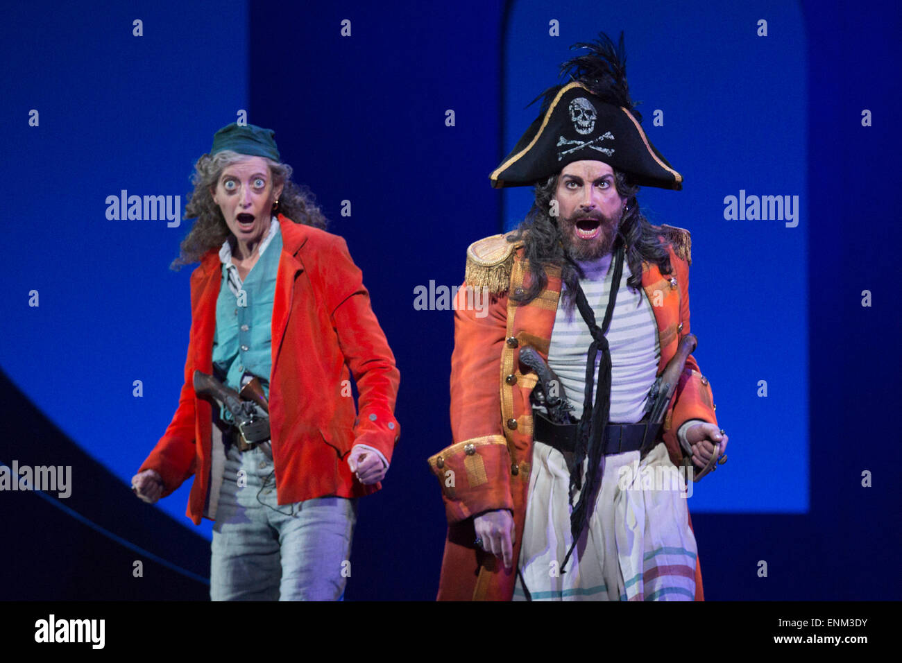 London, UK. 7 May 2015. Rebecca de Pont Davies and Joshua Bloom. Dress rehearsal of the Gilbert and Sullivan comic opera 'The Pirates of Penzance' at the London Coliseum. Award winning director Mike Leigh makes his operatic directing debut with The Pirates of Penzance. The ENO production opens at the London Coliseum on 9 May 2015 and runs for 14 productions until 27 June 2015. The English National Opera production is conducted by David Parry. Cast: Andrew Shore as Major-General Stanley, Joshua Bloom as The Pirate King, Alexander Robin Baker as Samuel, Robert Murray as Frederic, the Pirate Appr Stock Photo