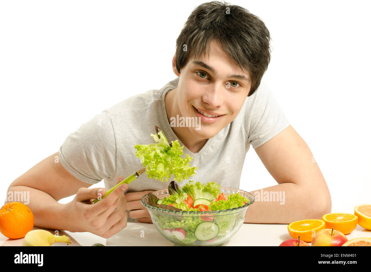 Молодым можно принимать. Человек ест фрукты. Человек ест овощи и фрукты. Фрукты овощи и красивые молодые люди. Подросток ест овощи.