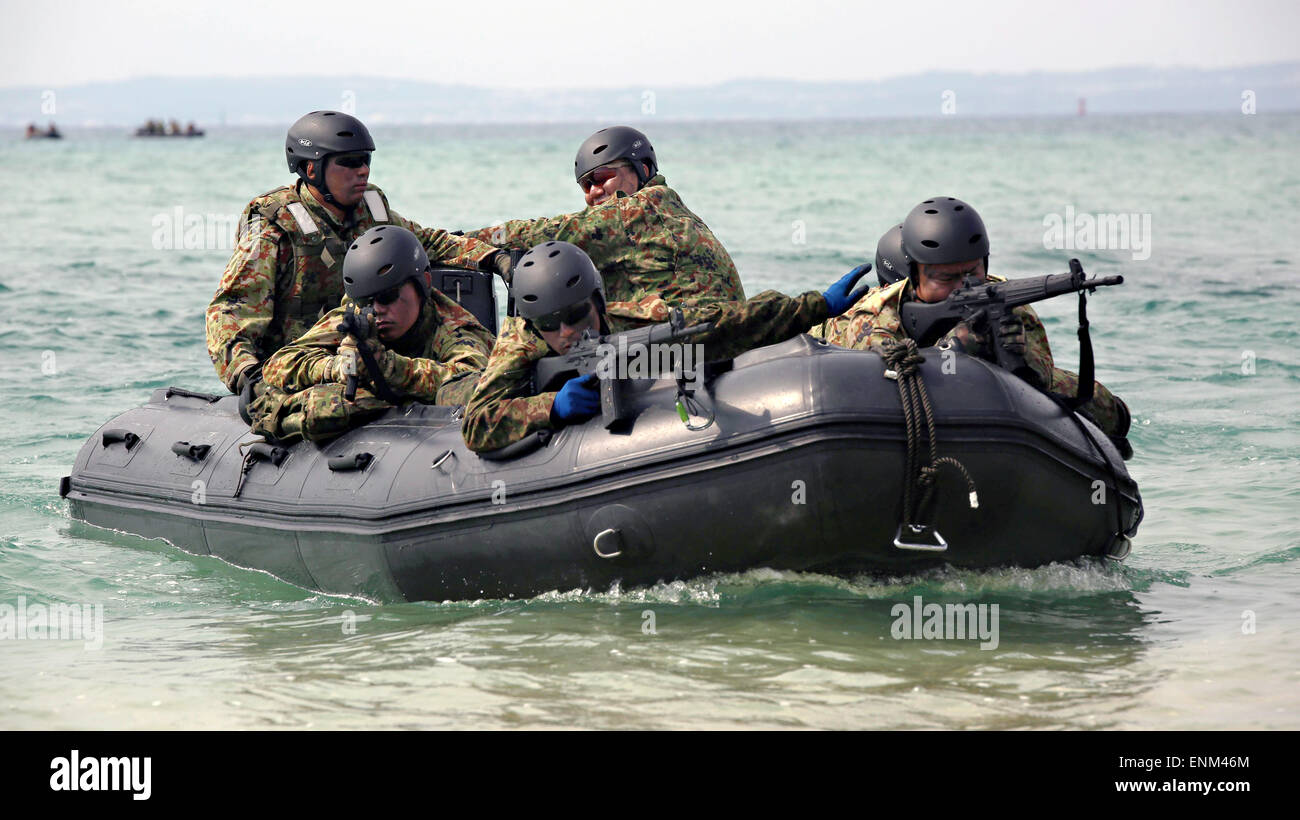 Japanese Ground Self-Defense scout swimmer special operation commandos approach the beach in a rubber infiltration raft while practicing techniques as part of the Japan Observer Exchange Program at Kin Blue beach April 28, 2015 in Okinawa, Japan. Stock Photo