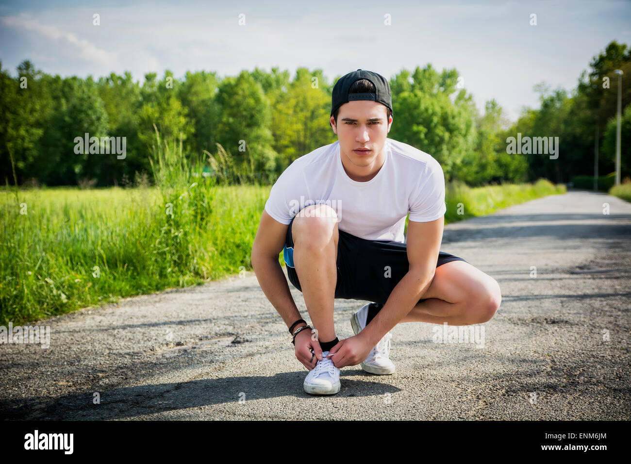 связывание человека. парень завязывает шнурки себе. связанный парень. парень завязывает шнурки девушке. шоу мужчина завязан и отвечает на вопросы.
