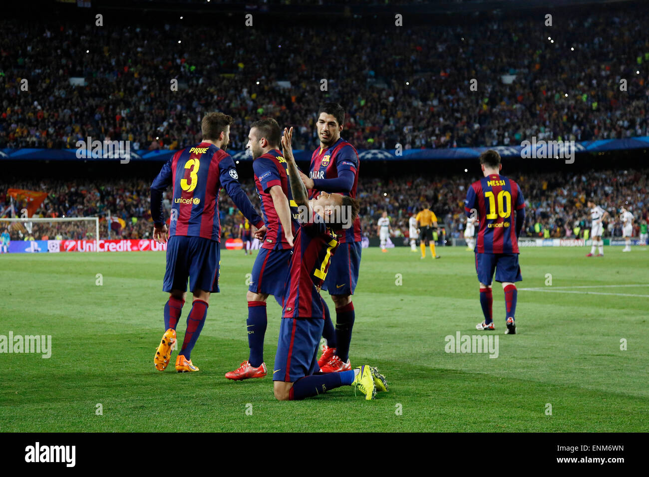 Barcelona's Junior Neymar and Celtic's Cristian Gamboa battle for the ball  Stock Photo - Alamy