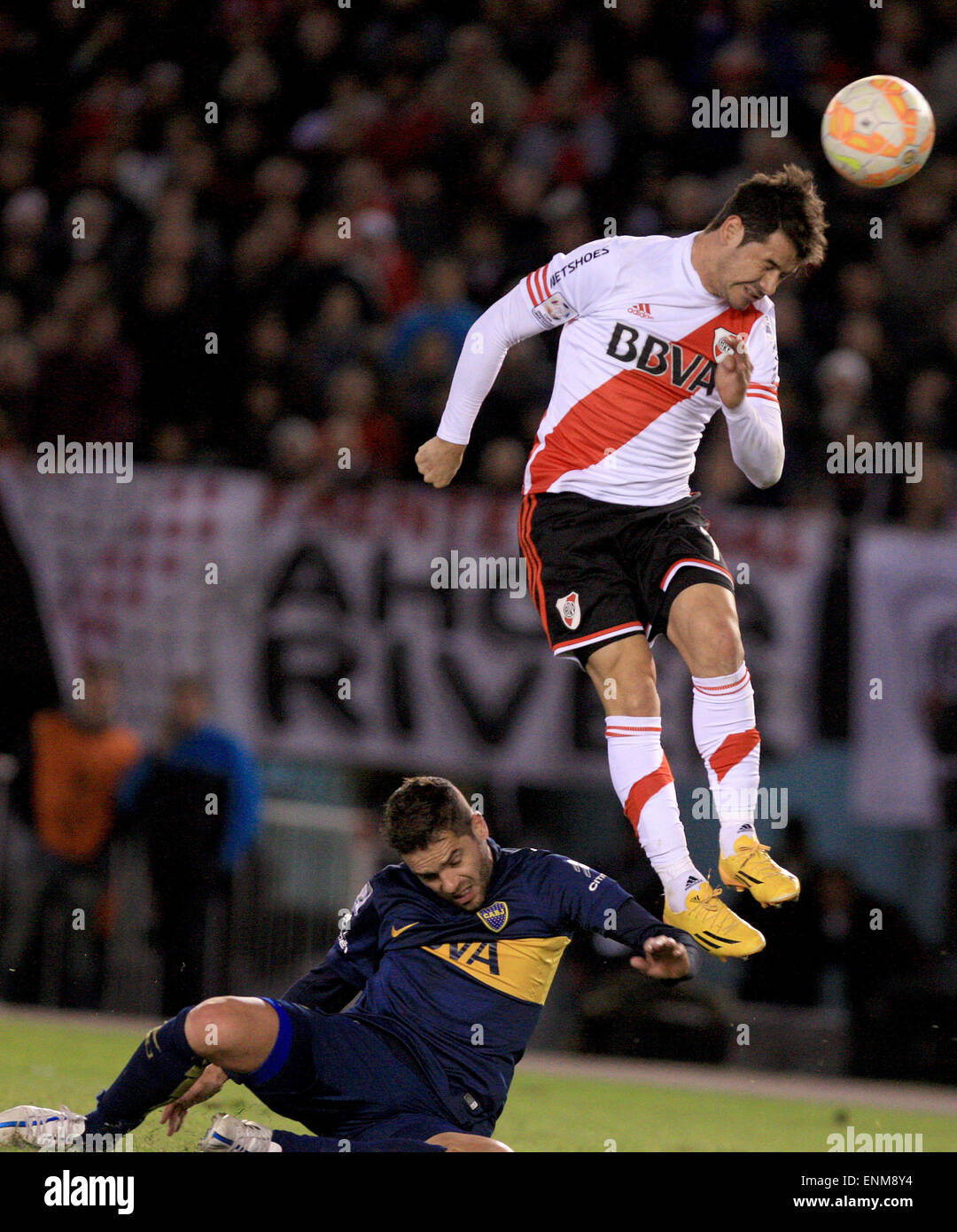 Buenos Aires, Argentina. 7th May, 2015. River Plate's Rodrigo Mora (R) vies for the ball with Boca Juniors' Fernando Gago during their first leg match of the Libertadores Cup round of 16, at Antonio Vespucio Liberti stadium in Buenos Aires, capital of Argentina, on May 7, 2015. River Plate won with 1-0. Credit:  Martin Zabala/Xinhua/Alamy Live News Stock Photo