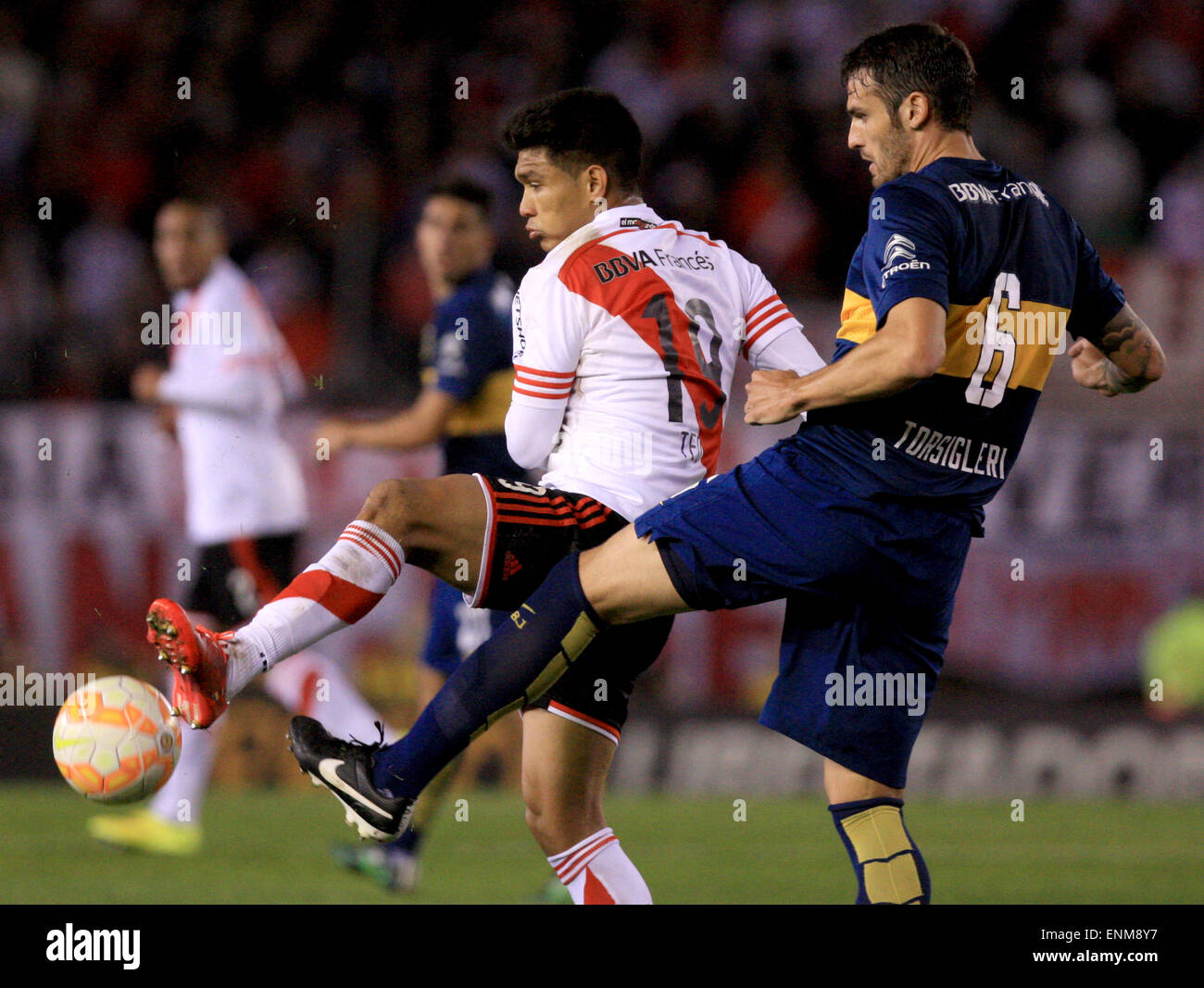 Buenos Aires, Argentina. 7th May, 2015. River Plate's Teofilo Gutierrez (L) vies for the ball with Boca Juniors' Marco Torsiglieri during their first leg match of the Libertadores Cup round of 16, at Antonio Vespucio Liberti stadium in Buenos Aires, capital of Argentina, on May 7, 2015. River Plate won with 1-0. Credit:  Martin Zabala/Xinhua/Alamy Live News Stock Photo