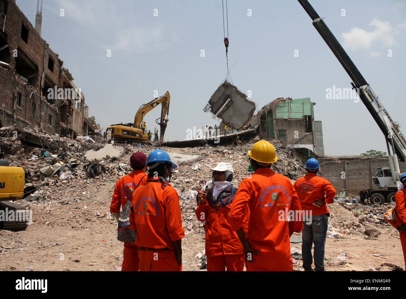 Bangladesh rescuers look for survivors and victims at the site of a building that collapsed in Savar, near Dhaka, Bangladesh. Stock Photo