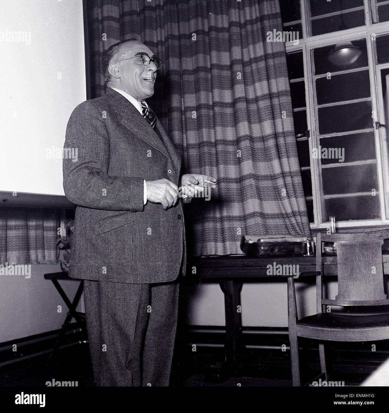 1950s ANONYMOUS SILHOUETTE OF TWO MEN ONE WEARING HAT HOLDING