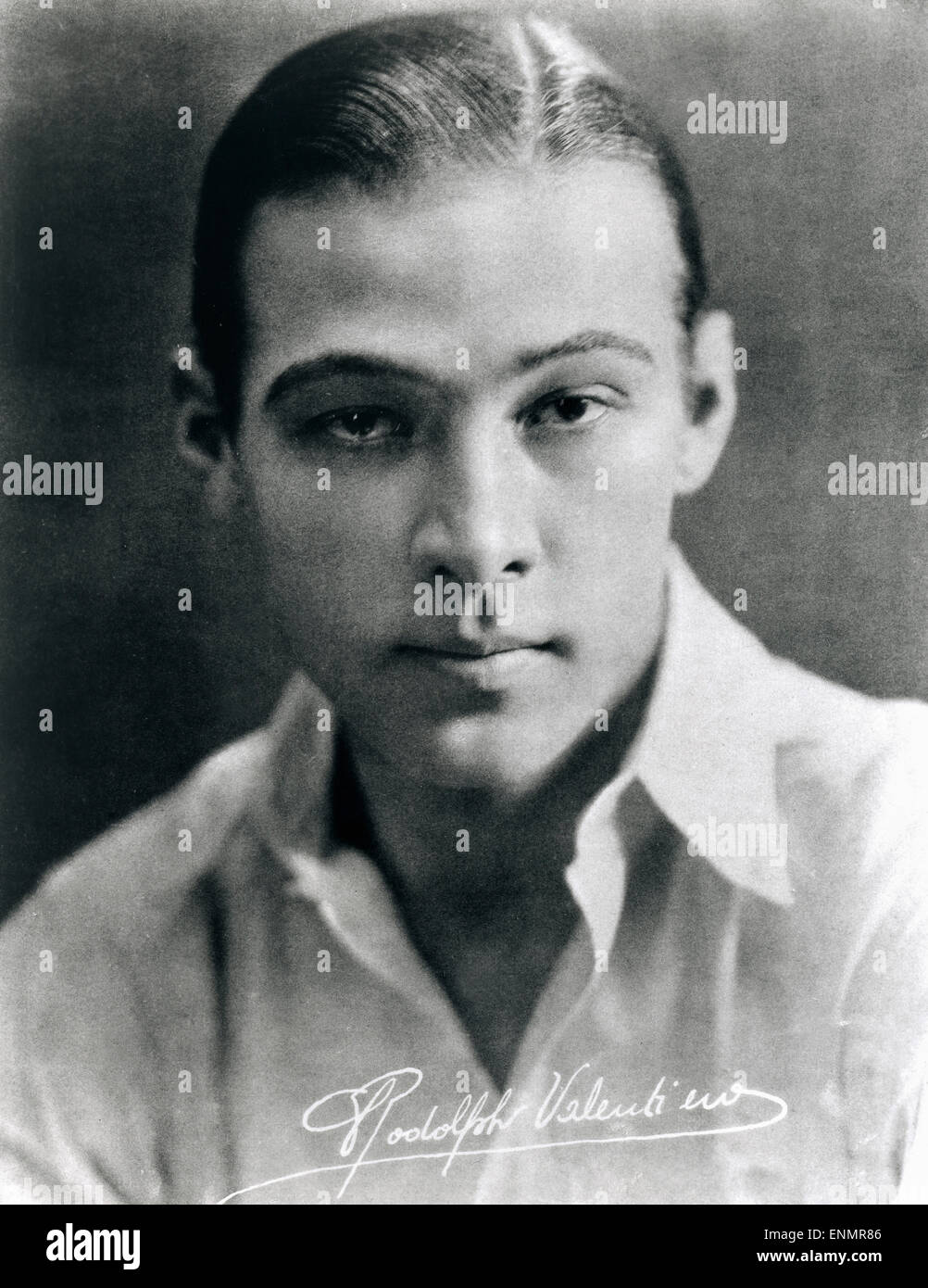 Eine Autogrammkarte des italienischstämmigen Schauspielers Rudolph Valentino (1895 - 1926), in den 1920er Jahren. Stock Photo
