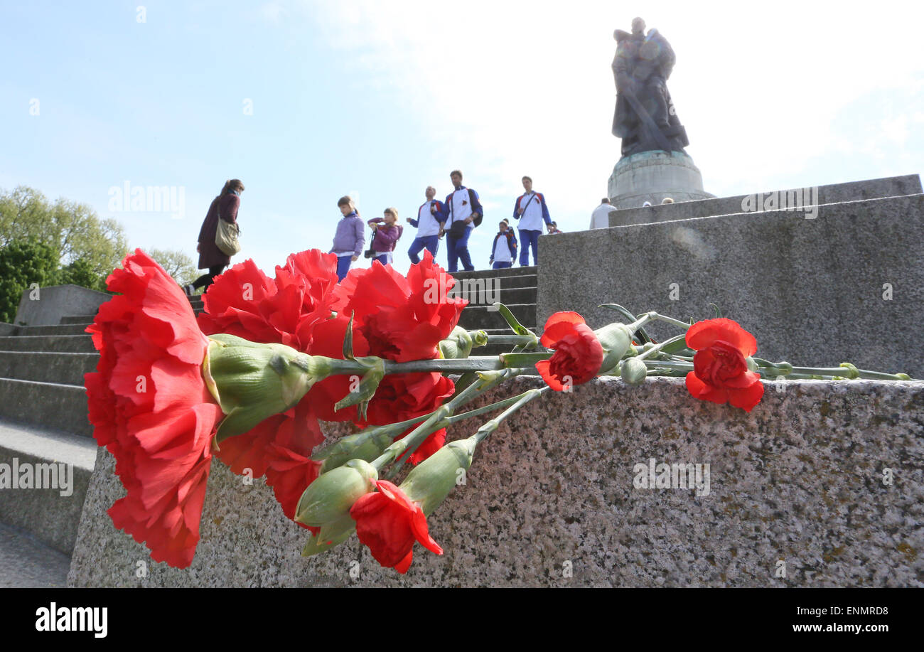 Berlin, Germany. 8th May, 2015. Red cloves are on display in front of the Soviet cenotaph to commemorate the anniversary of the official end of World War II on 8 May 1945, in the Treptower Park in Berlin, Germany, 8 May 2015. Numerous demonstrations and events are taking place in and around Berlin to commemorate the end of World War II, 70 years ago. Photo: STEPHANIE PILICK/dpa/Alamy Live News Stock Photo