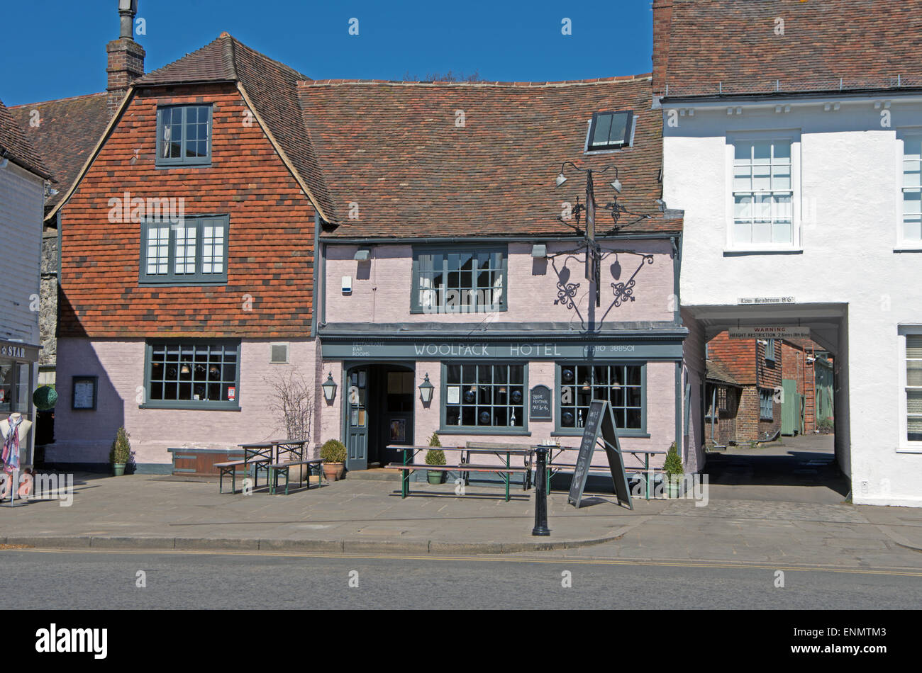 Tenterden Kent England Woolpack Hotel High Street Stock Photo Alamy