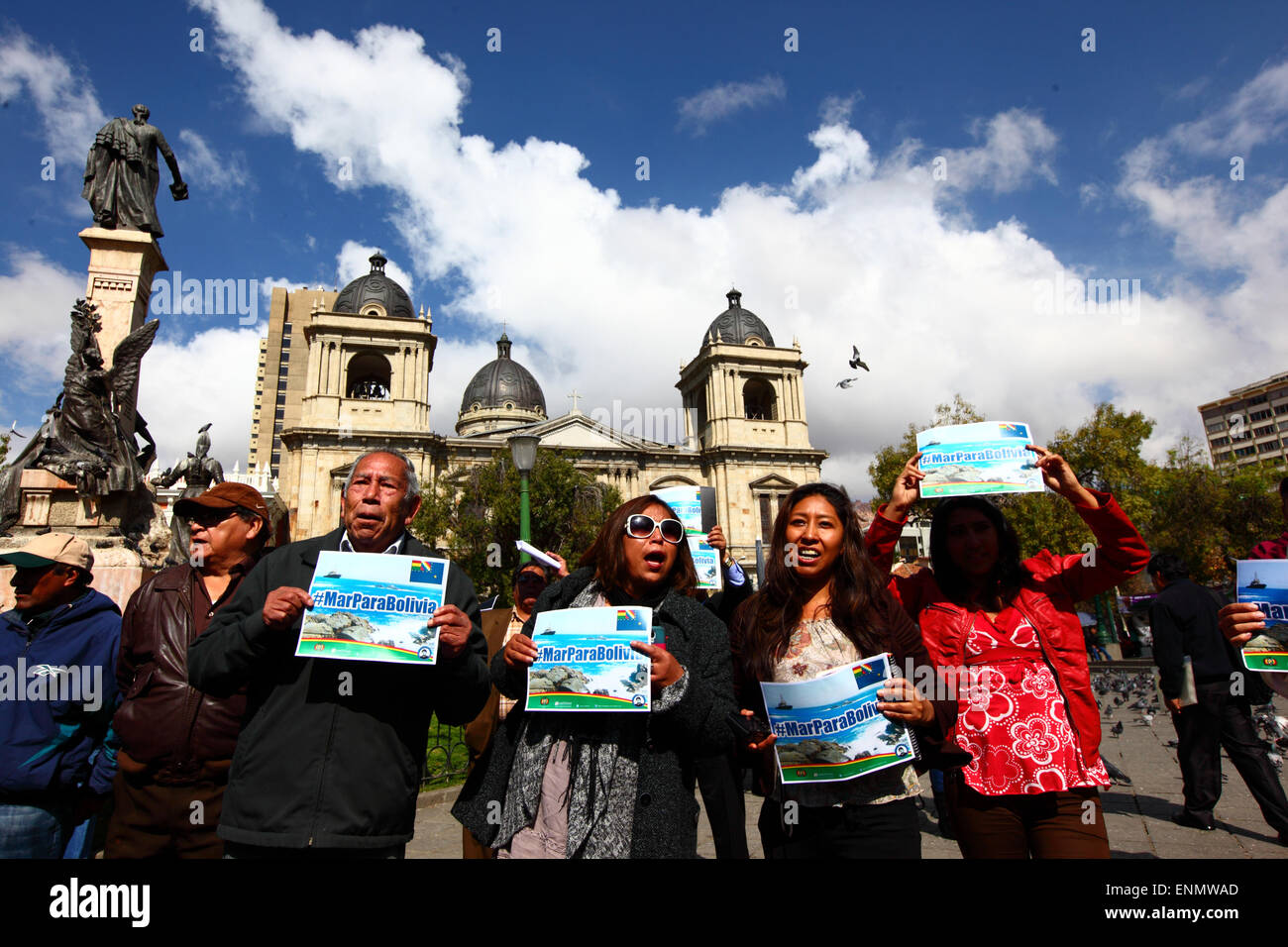 La Paz, Bolivia, 8th May 2015. Bolivians chant 'Mar para Bolivia' / 'Sea for Bolivia' and hold banners with the hashtag #MarParaBolivia at the end of Bolivia's final presentation to the International Court of Justice in The Hague, which had been shown live on a giant screen in Plaza Murillo. The initial hearings for Bolivia's case reclaiming access to the Pacific Ocean against Chile have been taking place in the ICJ this week, the hearings were to debate the Chilean objection that the court doesn't have the jurisdiction to judge the case. Credit:  James Brunker / Alamy Live News Stock Photo