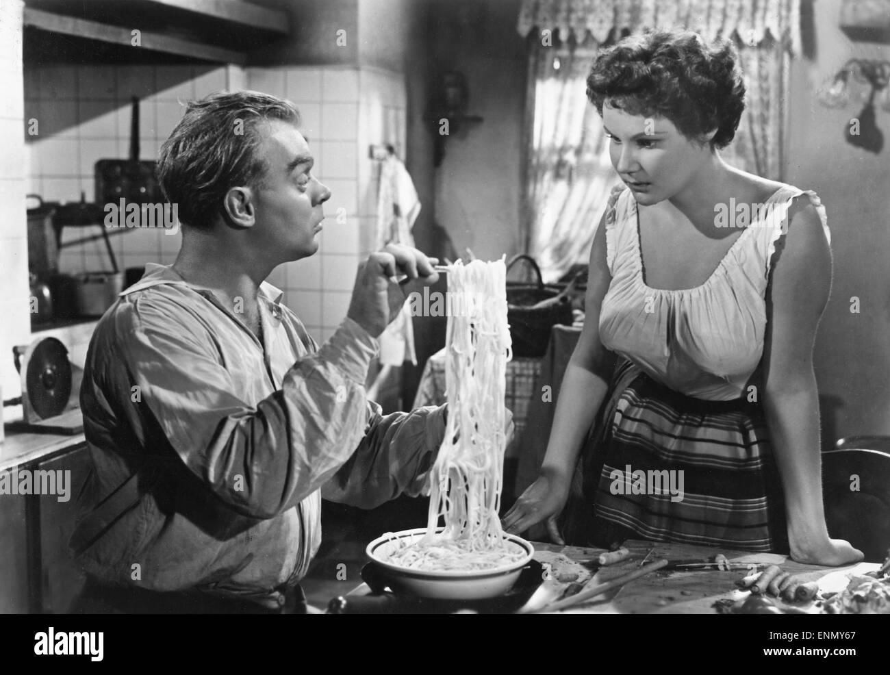 Rote Rosen, rote Lippen, roter Wein, Deutschland 1953, Regie: Paul Martin, Darsteller: Hans Richter, Jeannette Schulze Stock Photo