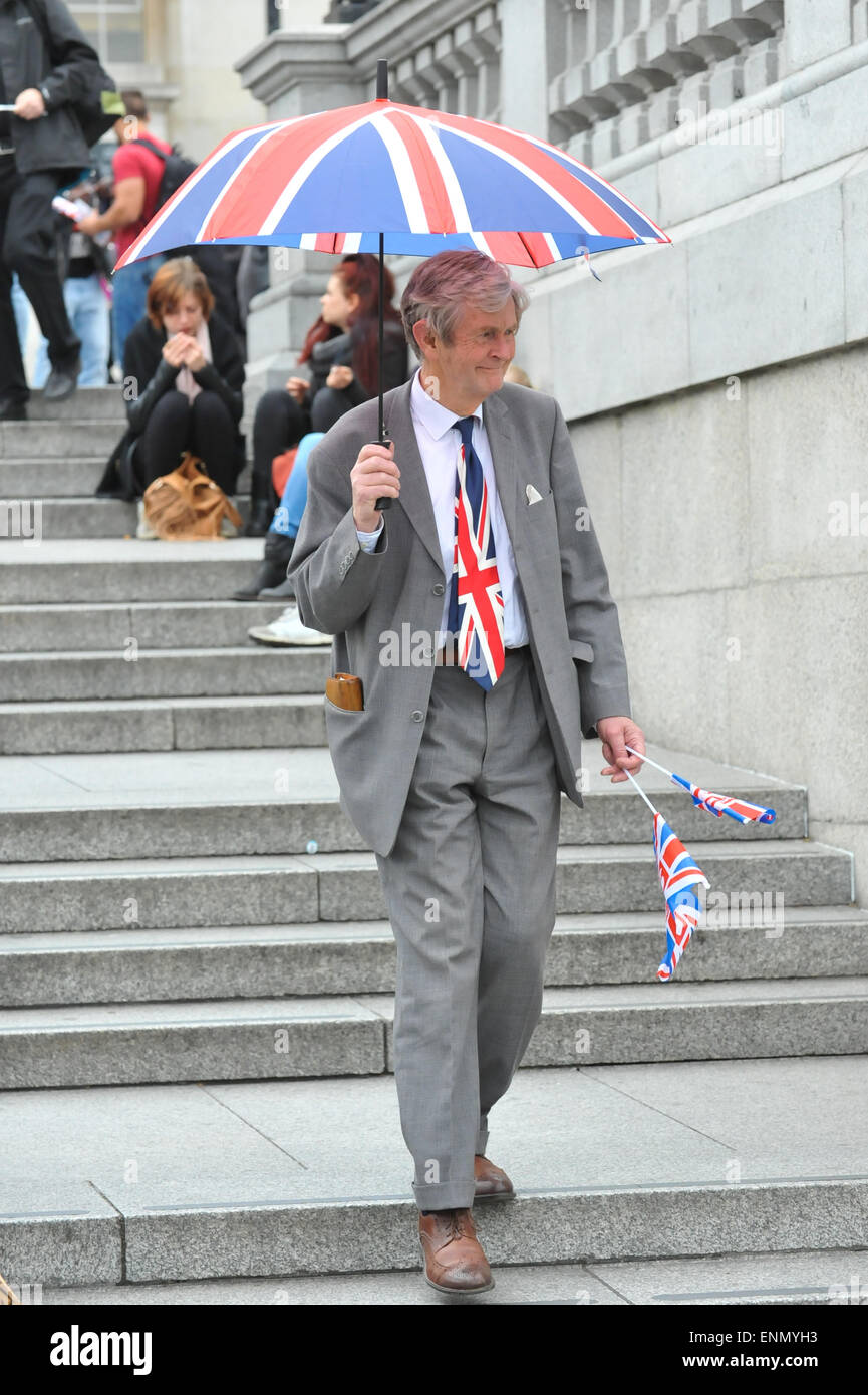 Whitehall, London, UK. 8th May 2015. People from the Sun newspaper handing out free Union Jack flags. VE Day celebrations take place in London. Credit:  Matthew Chattle/Alamy Live News Stock Photo