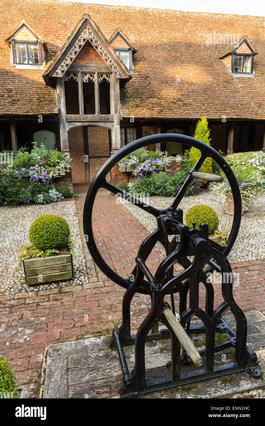 England medieval courtyard hi-res stock photography and images - Alamy