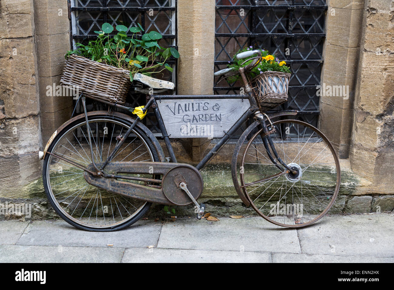 UK, England, Oxford.  Old Bicycle Advertising Local Cafe. Stock Photo