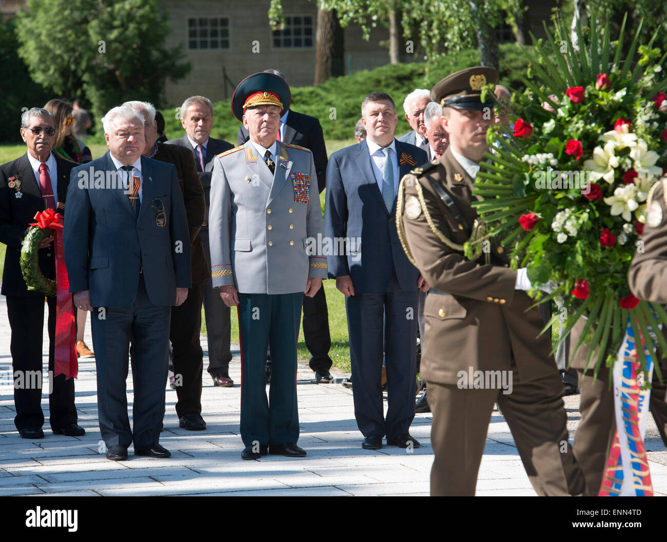 Zagreb, Croatia. 8th May, 2015. Members of Russian anti-fascist delegation lay a wreath at the Tomb of the People's Heroes at the Mirogoj cemetery in Zagreb, Croatia, May 8, 2015. A memorial service was held in Croatia to mark the Victory over Fascism Day and Liberation of Zagreb Day. © Miso Lisanin/Xinhua/Alamy Live News Stock Photo