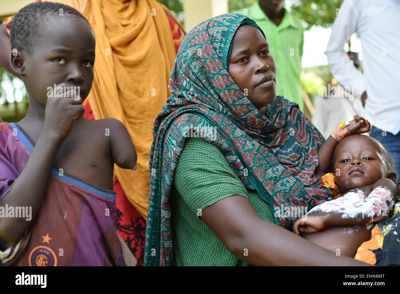 (150508) --DADAAB, May 8, 2015 (Xinhua) -- A Somali refugee mother with her children pose for photos at Dadaab refugee camp in Kenya, May 8, 2015. Dadaab, the world's largest refugee camp in northeastern Kenya, currently houses some 350,000 people. For more than 20 years, it has been home to generations of Somalis who have fled their homeland wracked by conflicts. (Xinhua/Sun Ruibo) Stock Photo